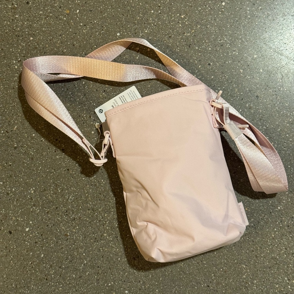 NWT Lululemon Water Bottle Crossbody w/ Front Pocket 2L Blissful Pink/Palm Deco - Picture 5 of 6
